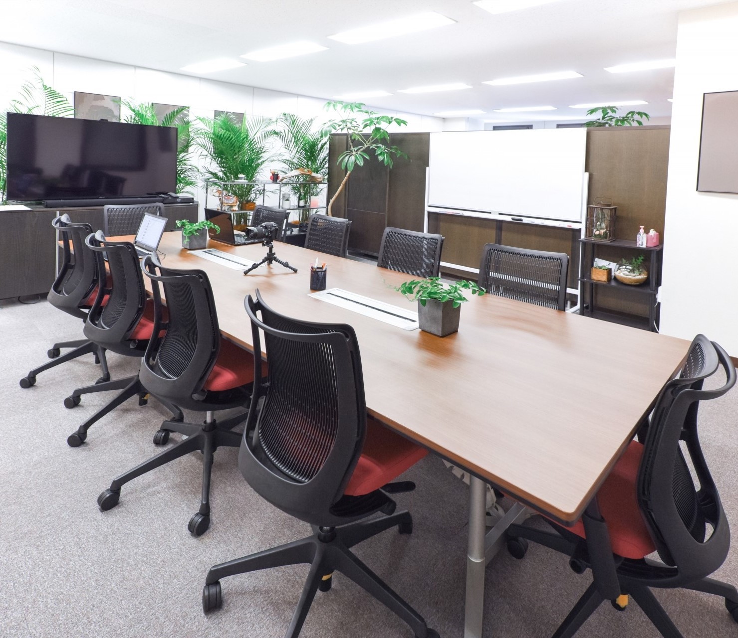 ダイニチ工業 ブルーヒーターをオフィスで使用するイメージ画像