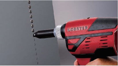 ロブテックス R2B1 リベッターでリベット打ちをしている画像